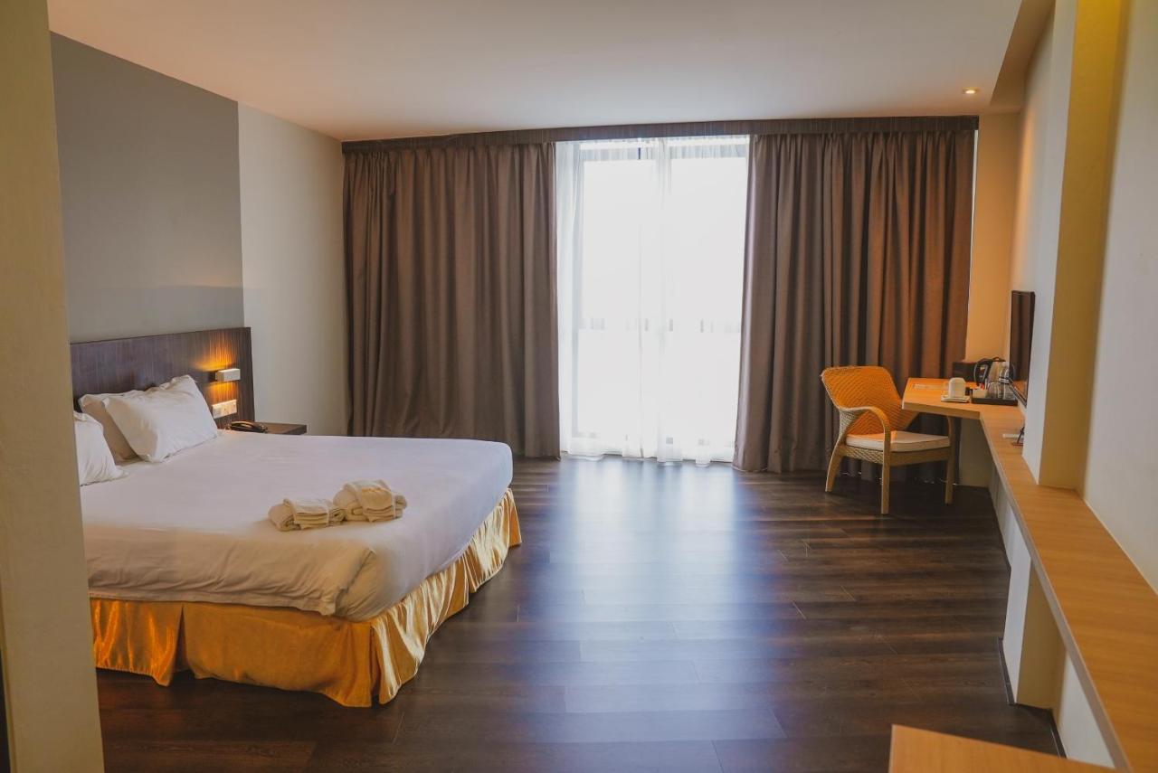 Roxy Hotel Serian Ngoại thất bức ảnh